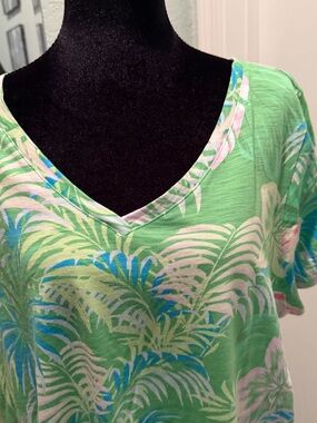 Belle by Kim Gravel Green Tropical Print V-Neck Tank Top